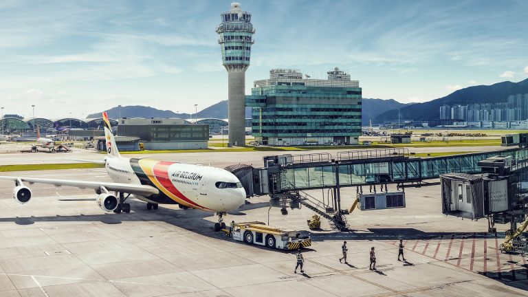 颱風樺加沙打亂香港機場：航班取消及保險提示