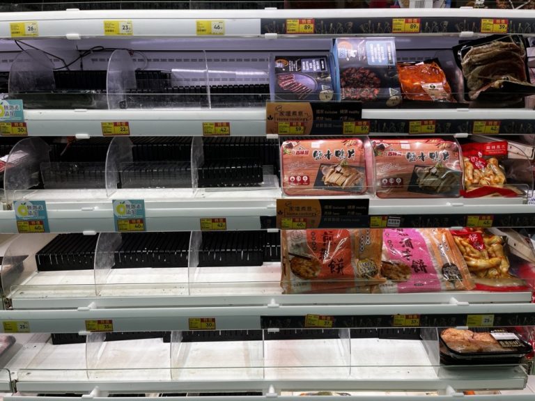 備受衝擊：香港瘋狂搶購颱風物資