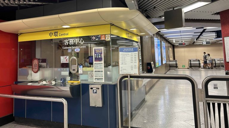 香港地鐵因十號颱風訊號暫停室外服務
