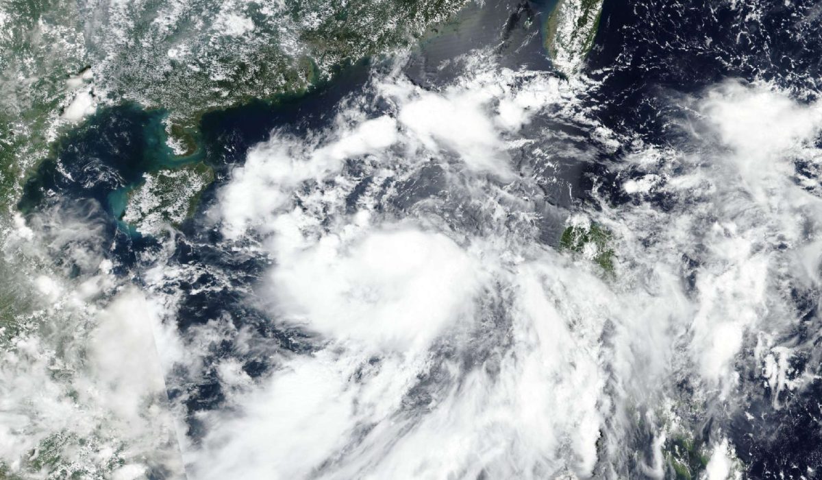 Hong Kong T8 Storm Signal: Tapah Impact & Safety Tips