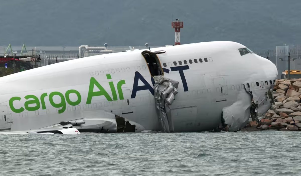 香港機場悲慘撞擊事件：貨運飛機撞上服務車輛，兩人死亡