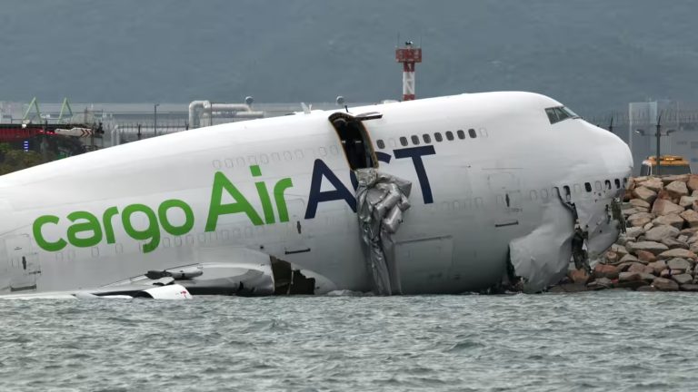 香港機場悲慘撞擊事件：貨運飛機撞上服務車輛，兩人死亡
