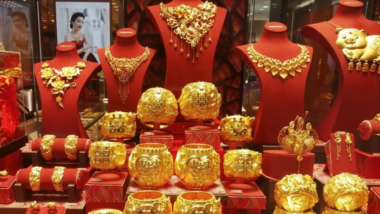 淘金熱：香港人變賣家傳首飾以應對價格飆升
